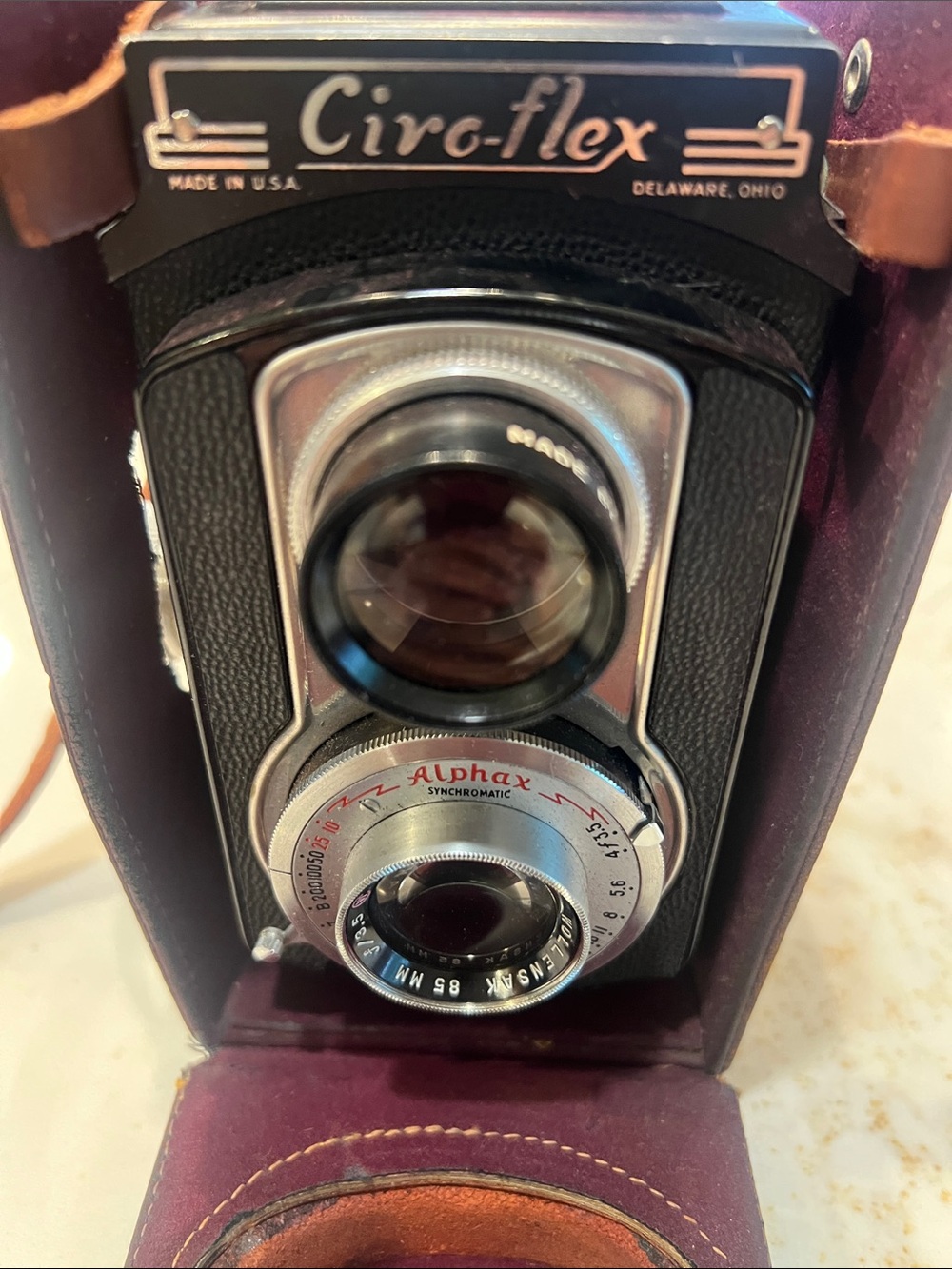 Twin-Lens Vintage Ciro- flex Film Camera in Black with Brown Case - Picture 2 of 7